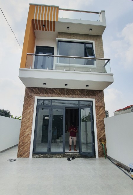 Bán nhà mới xây sàn bê tông, đường thông 6m, DT đất 109m² thổ, DTXD 180m², giá bán 2,7 tỷ