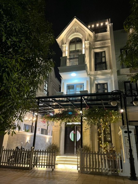 Bán gấp Shophouse Vinhomes Ocean Park. DT 150m2, 4T, cạnh Vincom. Giá 22 tỷ