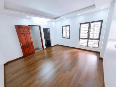 Bán nhà phố Lạc Long Quân, DT 40m² x 5 tầng, MT 6m nhỉnh giá 3 tỷ