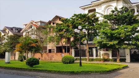 Bán nhà biệt thự mặt tiền công viên duy nhất KĐT Việt Hưng, DT 250m², giá 37,8 tỷ, LH 096736435
