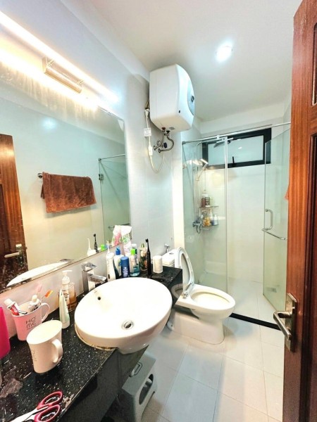 Bán nhà dân xây căn góc 2 mặt thoáng trước nhà rộng 5m, kế bên mặt phố trung tâm Cầu Giấy