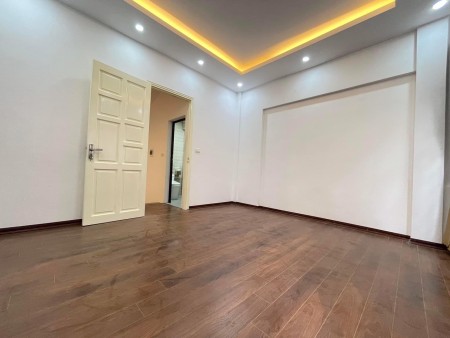 Nhà mới ở ngay hàng xóm Royal City, 50m ra ô tô, DT 35m² x 5 tầng, khu an ninh