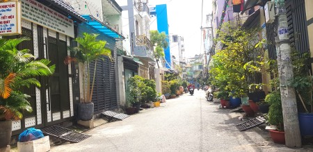 Bán nhà hẻm nhựa 5m thông 4pn, dt 43m2, 3 tầng sát Đầm Sen, giá 6.68 tỷ