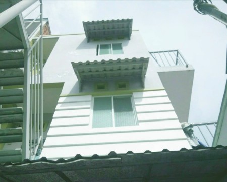 Phòng lầu 2, ban công riêng, MÁYLẠNH, GÁC, tiện đi lại. Gần chợ Phú Lâm