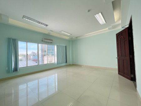 Cho thuê văn phòng 30m2 view kính sáng tại khu sân bay Tân Bình