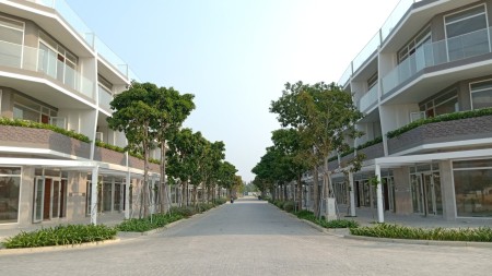 Bán gấp nhà phố 2 mặt tiền sát biển, có bãi biển riêng giá 4,5 tỷ đồng