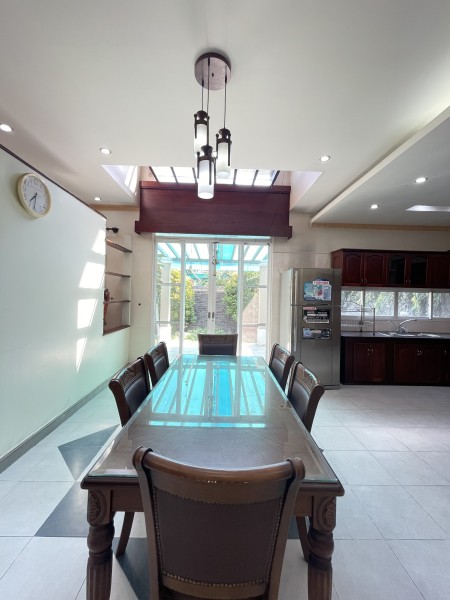 Tôi cần cho thuê căn biệt thự giá 25tr đầy đủ nội thất tiện nghi đối diện hồ bơi và phòng tập GYM