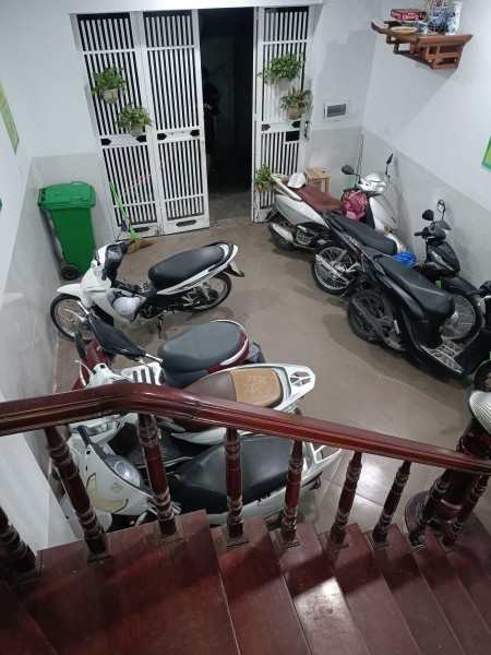 Bán nhà Hoàng Quốc Việt, nhà 5 tầng chủ tự xây chắc chắn, an ninh tốt, 30 m2, 2,x tỷ