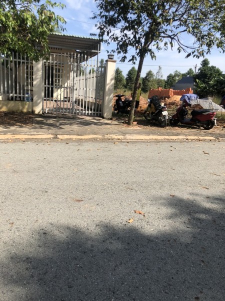 Bán đất Bình Dương. Vỡ nợ nên gia đình tôi cần bán gấp căn nhà để trả nợ, sát bên KCN, sát lộ lớn