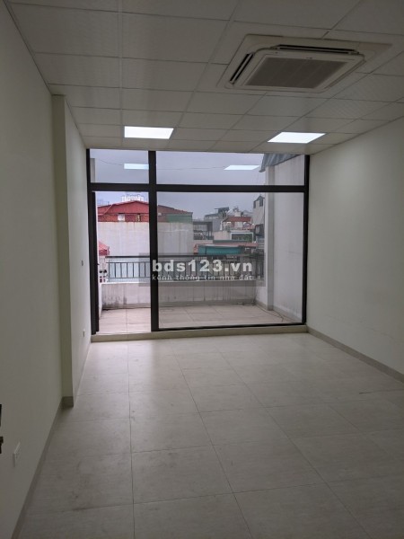 Chính chủ cho thuê sàn văn phòng tầng 7 mới đẹp giá rẻ có thang máy mặt phố khu Hoàng Cầu, Đống đa