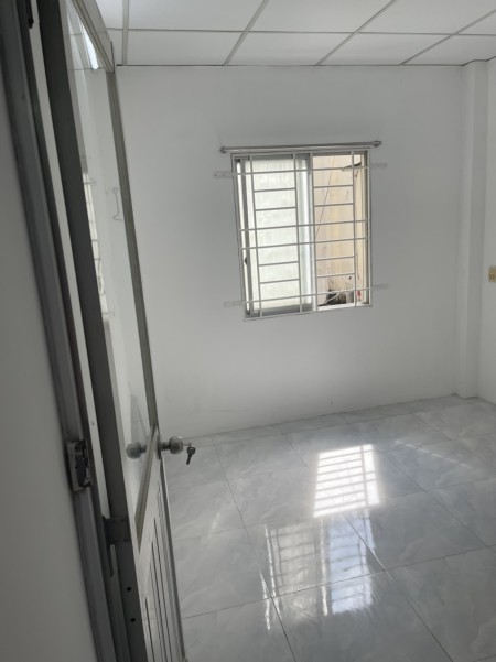 Nhà mới ở ngay đón Tết, cách quận 1 300m, shcc, 1 trệt 2 lầu nhỏ xinh