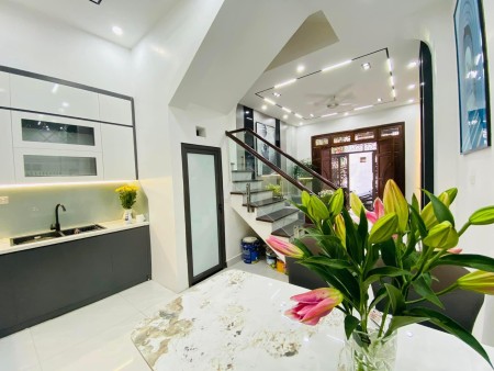 Bán nhà Đào Tấn, Ba Đình, mặt phố, 5 tầng kinh doanh, ô tô nở hậu giá chỉ 2,7 tỷ