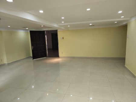 Cho thuê căn hộ 156m2 tầng trệt 675 Nguyễn Kiệm, Phường 9, Q.Phú Nhuận, giá 13 triệu/tháng
