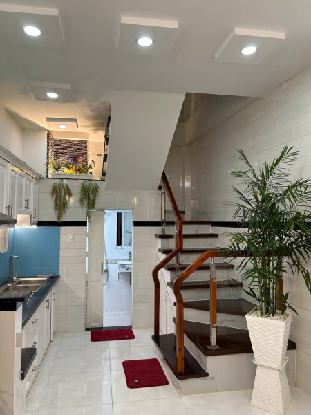 Bán nhà riêng mới xây 4 tầng, ô tô đỗ cửa Hoàng Văn Thụ gần sân bay, giá 6,3 tỷ