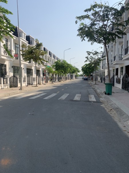 Bán nhà phố TX Tân Uyên Bình Dương có sẵn sổ hồng giá 2.6 tỷ, xem nhà và chốt nhanh để nhận ưu đãi