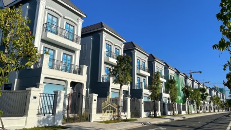 Bán gấp biệt thự nhà phố DT 96m², giá chỉ 15 tỷ tại Vinhomes Quận 9