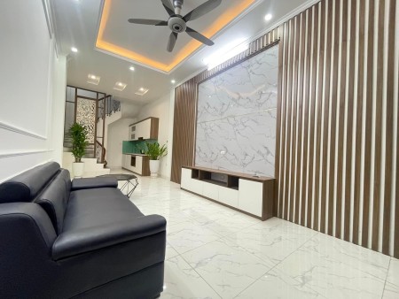 Bán nhà trung tâm Hai Bà Trưng, nhà to ngõ rộng, dt 35m2, 5 tầng, mt 3.5m, giá 5.2 tỷ
