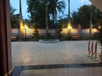Cần cho thuê khách sạn diện tích rộng có bãi đậu xe hơi.