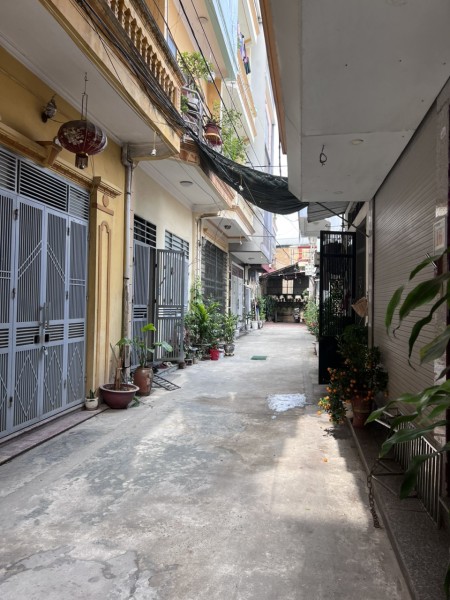 Bán đất tặng nhà 3 tầng xây chắc chắn phố Ngọc Thụy, 2 mặt ngõ, DT 50m², MT 5m