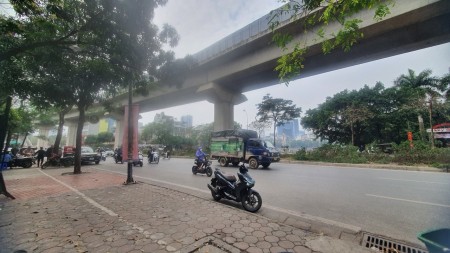 Bán nhà quận Đống Đa, mặt phố Hoàng Cầu. Dt 239m, 4T, MT 8,2M, 73 Tỷ. Vị trí view Hồ KDoanh đa dạng