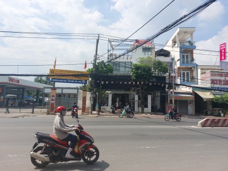 Cho thuê nhà 800m2 góc 2 mặt tiền đường Huỳnh Tấn Phát