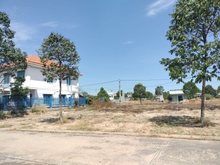 Cần bán lô đất 300m2 1 tỷ 4, MT đường 25m, gần chợ, trường đại học. 100% thổ cư