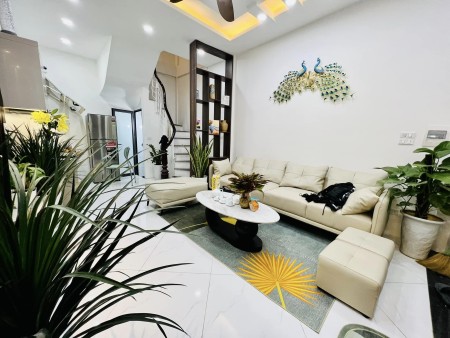 Cần bán căn nhà 40m2, 4 tầng tại Bạch Mai - full nội thất. Giá 4.69 tỷ.