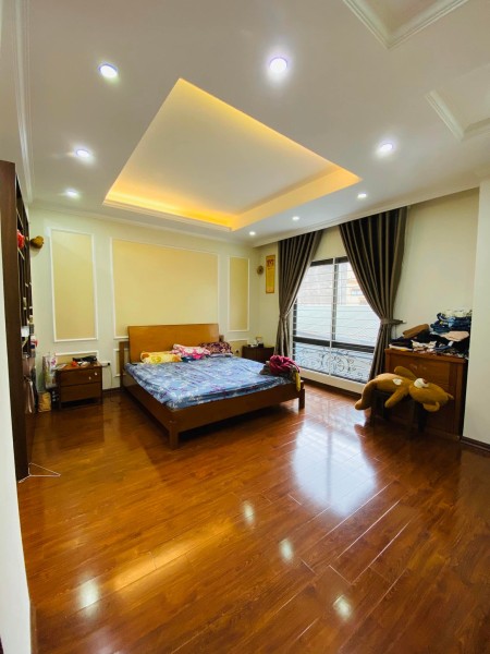 Bán nhà riêng ô tô ra vào nhà với 2 mặt tiền thuận tiện kinh doanh