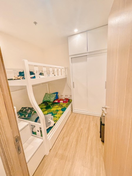 (Mới) cần bán căn hộ 2PN1WC tầng trung, view công viên DT 60m² giá 2,35 tỷ ngay Vinhomes Smart City