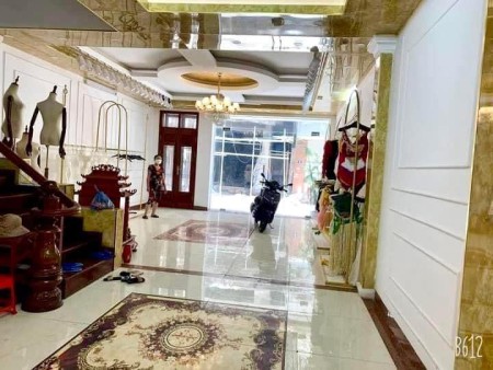 Bán nhà riêng chính chủ kết cấu 5 tầng phố Lạc Long Quân, 45m2, giá 8.55 tỷ
