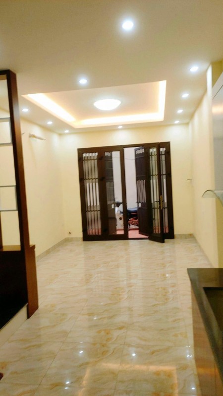 Cần bán nhà quận Long Biên, diện tích 30m2