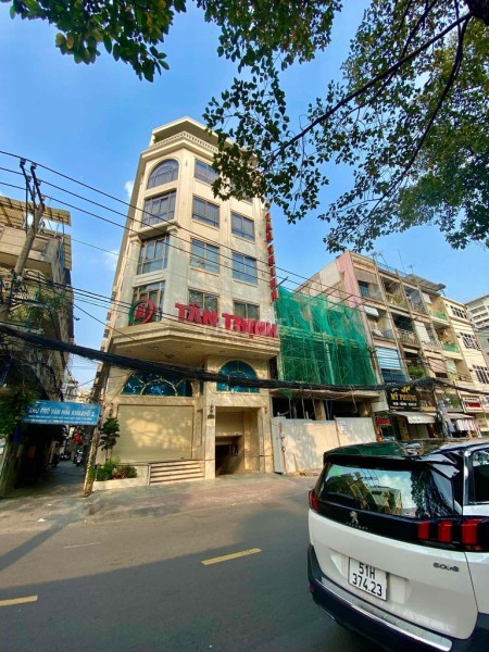 Cho thuê nhà MT Ngô Quyền, Quận 5. DT 8x20m, 6 tầng thang máy, PCCC. Chỉ 180 triệu TL. 0911989098