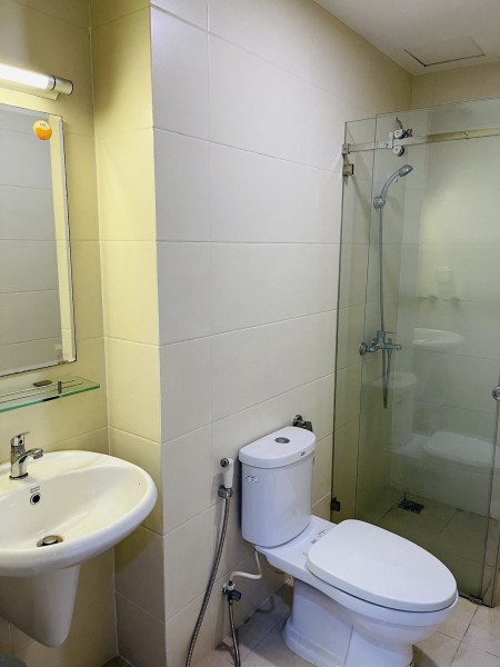 Cho thuê nhanh Moonlight Boulevard 2pn 1wc có giường + tủ quần áo 8 triệu. Lh: 0938308438.