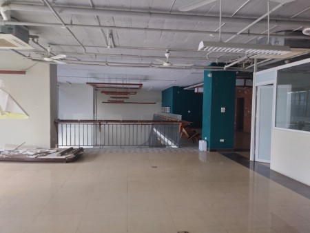 Cho thuê mặt bằng chân đế ở Trung Kính. 500m2