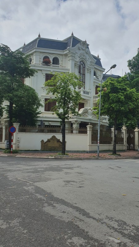 Bán biệt thự Cầu Giấy, đẹp nhất Trung Yên, dt 280m, 4T, mt 50m, 92 tỷ. Siêu phẩm lô góc, cực hiếm