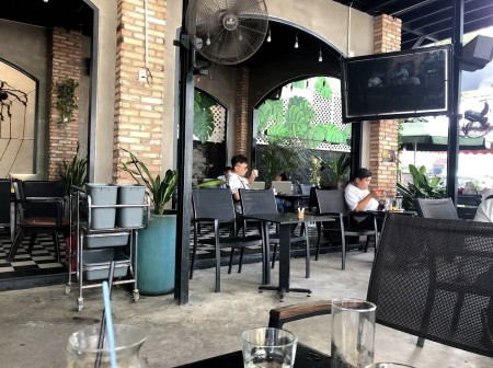 Cho thuê mặt bằng góc 2 mặt tiền 300m2 Phú Thuận Quận 7