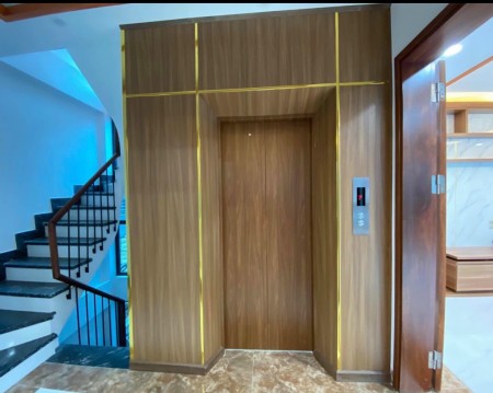 Bán biệt thự ngõ 8 đại lộ Thăng Long cạnh Bộ Ngoại Giao, dt 110m2 x 4T, mt 9m, thang máy. Giá 18 tỷ