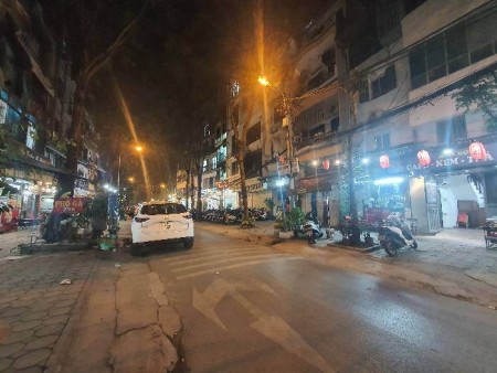 Chủ nhà cần bán gấp, nhà ngay ngã tư, ô tô tránh thoải mái, chỉ 5.15 tỷ