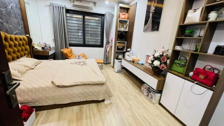 Bán nhà Hoàng Cầu 70m2 5 tầng mặt tiền 4.8 mét 10.4 tỷ