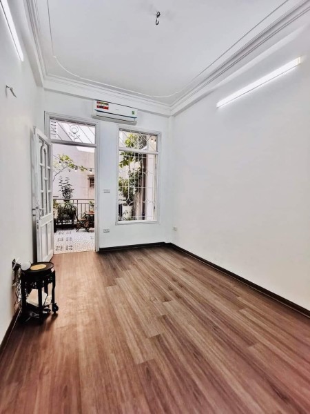 Bán nhà xịn Đội Cấn, đến ở luôn, tiện ích xung quanh ngập tràn.