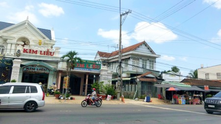 Sang gấp 872m2 đất thổ cư. Gía 550 triệu. Sát đường DT782. Ngay chợ.