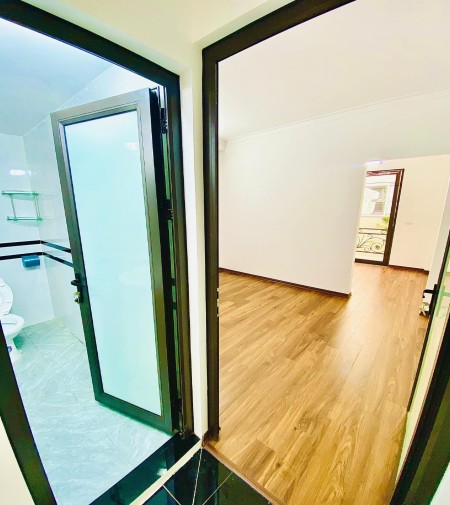 Bán nhà Ngọc Thủy - Long Biên - Cạnh Hồ - 43m2 - 5 tầng - giá 3tỷ5