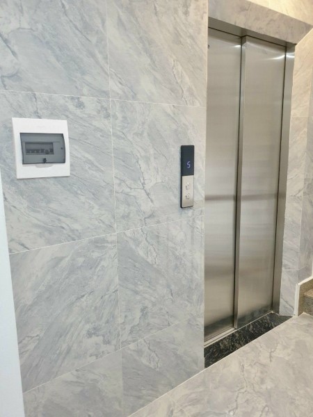 Bán nhà riêng nhỉnh 6 tỷ Lạc Long Quân - 6 tầng thang máy – Ô tô cách 5m phân lô bán cờ - Mới ở ngay