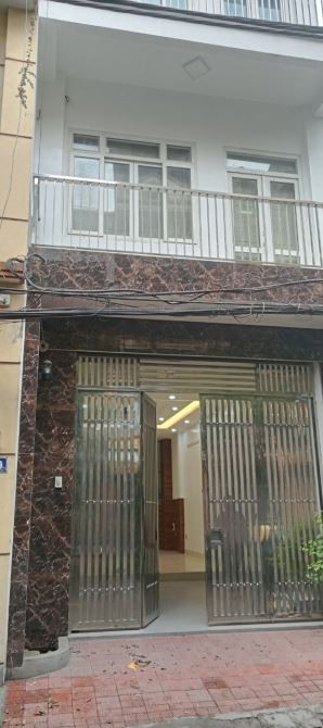 Cho thuê tòa nhà mtawj phố 6 tầng tại quận Hoagf Mai, Hà Nội