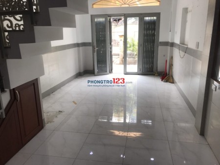 Cho thuê nhà nguyên căn 1 lầu MT đường ray xe lửa Phú Nhuận