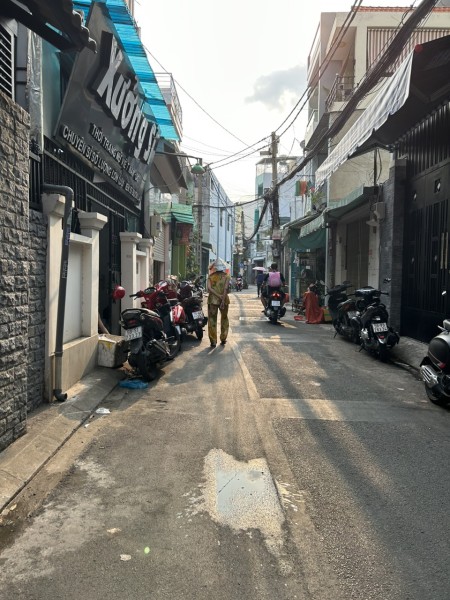 Gấp! Quá gấp! Cần bán nhanh nhà riêng đẹp 3 lầu ST, HXH Lạc Long Quân, DT 50m2, giá chỉ 8 tỷ TL