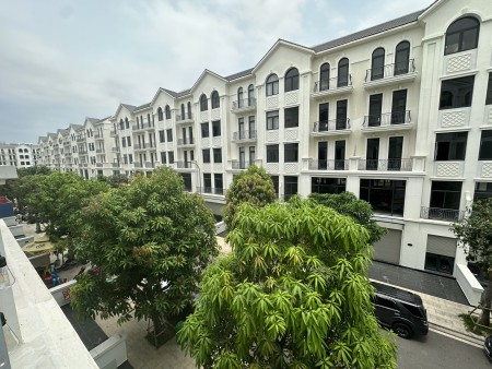 Cho thuê văn phòng tầng 2 hoàn thiện cơ bản có thang máy vị trí đẹp gần cổng công viên anh sáng 36ha