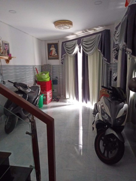 Bán nhà 50M2, mặt tiền đường số 75, P. Tân Phong, Q 7. Đường trước nhà 8M, nội thất đầy đủ giá 6 tỷ