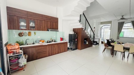 Bán nhà Nguyễn Du p7 Gò Vấp 50m2,chỉ 4 tỷ, hẻm xe hơi, 4 x 14 ,3 tầng , vị trí đắc địa giá tốt