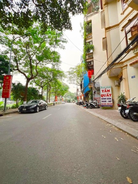 Cần bán gấp căn nhà mặt phố Nguyễn Đình Hoàn, Cầu Giấy 95m2, 5 tầng, 16,4 tỷ.